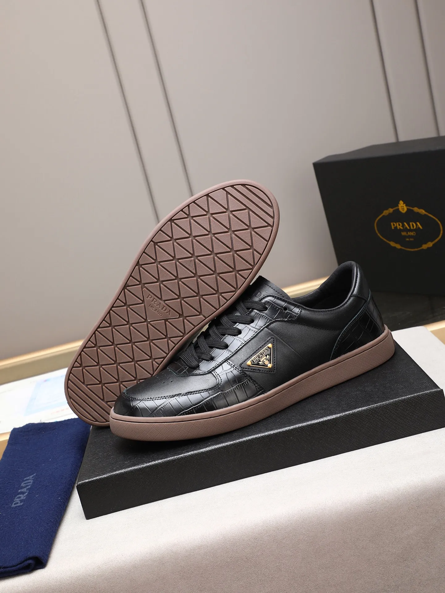 Men's shoes💰420💰 Brand: PRADA (Prada) Standard code: Men's code 38–44 (45 can be customized) Material: Original cowhide, breathable sheep lining Special outsole Style category: Men's fashionable casual sneakers Low-key luxury! Color: actual picture color